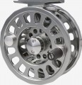 ADVENTURE RYOBI  Nowoczesny kołowrotek muchowy wyposażony w dodatkową dźwignię tzw. hamulca walki. Wycinany z jednorodnego kawałka superlekkiego aluminium w technologii CNC. Najwyższej klasy pokrycie całej powierzchni kołowrotka, zabezpieczające przed korozją. Precyzyjny hamulec wielotarczowy, łożysko oporowe.