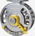 ADVENTURE RYOBI  Nowoczesny kołowrotek muchowy wyposażony w dodatkową dźwignię tzw. hamulca walki. Wycinany z jednorodnego kawałka superlekkiego aluminium w technologii CNC. Najwyższej klasy pokrycie całej powierzchni kołowrotka, zabezpieczające przed korozją. Precyzyjny hamulec wielotarczowy, łożysko oporowe.