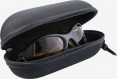 Rozjaśniające okulary polaryzacyjne Okulary z najnowszym typem soczewki polaryzacyjnej z jednoczesnym efektem rozjaśniania i wyostrzania obrazu. Model nr kat. 51-36-001 cieszący się dużą popularnością wśród wędkarzy. W komplecie sztywny pokrowiec, który można przytroczyć do ubioru, albo w terenie można korzystać z futerału w plecaku TD X-system.