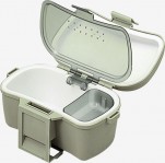 BAIT COOLER 204 (MEIHO) Specjalistyczny, szczelny pojemnik z coolerem przeznaczony do przechowywania przynęt naturalnych takich jak białe czy czerwone robaki. Możliwość zamocowania na pasku lub na szyi. Ścianki pojemnika są wypełnione materiałem izolacyjnym, a dodatkowo w komplecie otrzymujemy woreczek z wkładem chłodzącym wielokrotnego użytku, który przed użyciem należy zamrozić.