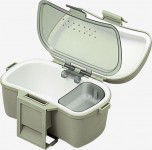 Pojemnik na przynęty BAIT COOLER 204 (MEIHO) Specjalistyczny, szczelny pojemnik z coolerem przeznaczony do przechowywania przynęt naturalnych takich jak białe czy czerwone robaki. Możliwość zamocowania na pasku lub na szyi. Ścianki pojemnika są wypełnione materiałem izolacyjnym, a dodatkowo w komplecie otrzymujemy woreczek z wkładem chłodzącym wielokrotnego użytku, który przed użyciem należy zamrozić. Bardzo użyteczny podczas wędkowania w nocy będzie także uchwyt do mocowania świetlika. Pojemnik „Bait Cooler” polecamy wyczynowcom startującym w zawodach. Dzięki niemu nawet w największe upały przynęta będzie świeża i atrakcyjna.
