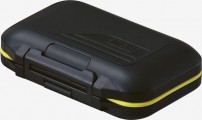 CB-440 PRO SPRING CASE Specjalistyczne i wyjątkowo trwałe (wykonane z tworzywa ABS), wodoszczelne pudełko idealnie nadające się do przechowywania much bądź drobnych akcesoriów, gdy istnieje konieczność ich ochrony przed wilgocią. Po upadnięciu w stanie zamkniętym do wody utrzymuje się na powierzchni. Wyposażone w najwyższej jakości uszczelkę silikonową oraz szerokie i pewne zamknięcie.  