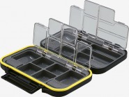 CB-440 PRO SPRING CASE Specjalistyczne i wyjątkowo trwałe (wykonane z tworzywa ABS), wodoszczelne pudełko idealnie nadające się do przechowywania much bądź drobnych akcesoriów, gdy istnieje konieczność ich ochrony przed wilgocią. Po upadnięciu w stanie zamkniętym do wody utrzymuje się na powierzchni. Wyposażone w najwyższej jakości uszczelkę silikonową oraz szerokie i pewne zamknięcie. Sztywna konstrukcja warstwy zewnętrznej oraz 12 komór o zróżnicowanej wielkości zapewnia ochronę muszkom o różnej konstrukcji i wielkości, które ułożone są w sposób uniemożliwiający zagniatanie się piór. Kompaktowe rozmiary ułatwiają przenoszenie w kieszeni kamizelki oraz użytkowanie na łowisku. (dł./szer./wys.): 11,5 x 7,8 x 3,5 cm.
