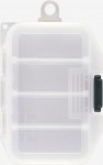 LURE CASE (SS, S, M, L, LL, HD, 3L) Siedem transparentnych pudełek różnej wielkości o stałych przegródkach (z wyjątkiem modelu SS i HD o wymiennych ściankach) umiejscowionych w poprzek. Pudełka mają bardzo uniwersalne zastosowanie od przechowywania drobnych akcesoriów po średnie przynęty spinningowe. Pudełka „Lure Case” są kompatybilne ze skrzynkami „8050”, „3080” i „3078”. Model HD ma zwiększoną pojemność, dzięki wysokości 6 cm.