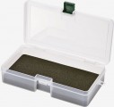 SLIT FORM CASE (M, L) to dwa niewielkie pudełka posiadające zamiast przegródek specjalną, bardzo wytrzymałą piankę z nacięciami. Można w nich przechowywać sztuczne muchy, mormyszki, Ligii, woblery czy małe obrotówki.