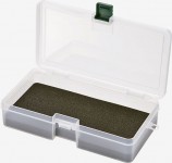 SLIT FORM CASE (M, L) Dwa niewielkie pudełka posiadające zamiast przegródek specjalną, bardzo wytrzymałą piankę z nacięciami. Polecamy je do przechowywania sztucznych much, mormyszek, jigów czy małych obrotówek. M (dł./szer./wys.): 16,1 x 9,1 x 3,1 cm; L (dł./szer./wys.): 18,6 x 10,3 x 3,4 cm.