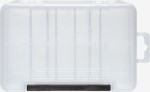 SYSTEM TRAY CASE HD (VERSUS) Pudełko o dużej funkcjonalności ułatwiające przenoszenie przynęt o zróżnicowanej wielkości, mieści się w plecaku, torbie typu chlebak. Wygodne w użyciu na łodzi. Wyposażone w wygodne i pewne zapięcie typu „One Hand” umożliwiające szybkie i łatwe otwieranie i zamykanie jedną ręką. Pudełko wyposażone jest w wyjmowaną tackę, która pełni rolę pojemnika na przynęty z możliwością regulacji przegródek. Wymiary (dł./szer./wys.): 11,9 x 6,0 x 17,8 cm.