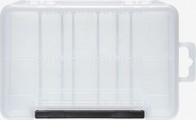 SYSTEM TRAY CASE HD Pudełko o dużej funkcjonalności ułatwiające przenoszenie przynęt o zróżnicowanej wielkości, mieści się w plecaku, torbie typu chlebak. Wygodne w użyciu na łodzi. Wyposażone w wygodne i pewne zapięcie typu „One Hand” umożliwiające szybkie i łatwe otwieranie i zamykanie jedną ręką. Pudełko wyposażone jest w wyjmowaną tackę, która pełni rolę pojemnika na przynęty z możliwością regulacji przegródek. Główna komora pudełka przeznaczona jest na nieco większe przynęty, posiada 2 regulowane przegródki. Tacka posiada 8 przegródek z możliwością regulacji. Pudełko ma też zaczep, do którego można przywiązać linkę chroniącą je wraz z zawartością przed utratą w wodzie.