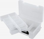 SYSTEM TRAY CASE HD (VERSUS) Pudełko o dużej funkcjonalności ułatwiające przenoszenie przynęt o zróżnicowanej wielkości, mieści się w plecaku, torbie typu chlebak. Wygodne w użyciu na łodzi. Wyposażone w wygodne i pewne zapięcie typu „One Hand” umożliwiające szybkie i łatwe otwieranie i zamykanie jedną ręką. Pudełko wyposażone jest w wyjmowaną tackę, która pełni rolę pojemnika na przynęty z możliwością regulacji przegródek. Wymiary (dł./szer./wys.): 11,9 x 6,0 x 17,8 cm.