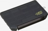 Versus VS-3010 (NS, ND, NDM) Seria pudełek o kształcie bliźniaczym do „3020”, ale w mniejszym wydaniu. Rozmiar 205x145 mm pozwala na noszenie pudełek w kieszeniach kamizelki lub kurtki wędkarskiej. Wnętrza można dowolnie przystosować do przechowywania średnich i małych gum, woblerów i błystek. W komplecie otrzymujemy wzmocnione przegródki typu ”Y” i system zmykania jedną ręką „One Hand”. Wszystkie trzy pudełka są oferowane w kolorze ciemnoszarym lub transparentnym.