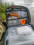 Dołączany przybornik z wymiennymi torebkami Przybornik opracowany do zastosowania w X-systemie. Główna konstrukcja oparta na docenianym pokrowcu na akcesoria, tutaj jednak zlikwidowano uchwyt do przenoszenia oraz zainstalowano dwie szelki-zaczepy na napach i rzepach mocowane do plecaka lub torby należących do X-systemu.