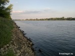 A tutaj widać opaskę usypaną równiutko jak od linijki, wysypaną otoczakami. Trudno tutaj się chodzi wędkarzom, jedynie w specyficznych warunkach można tutaj dobrze połowić. Gdy poziom rzeki znacznie sęp odniesie i zaleje trawę, warto w niej łowić drapieżniki.