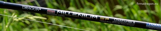 MILLENIUM SP ChubHunter 8 dł. 2,75 m c.w. 0,5-8 g, akcja Slow, dł. dolnika 24 cm, waga 118 cm. Nr kat. 22-05-275. Bardzo udane wędzisko spinningowe, cieszące się dużym zainteresowaniem od ubiegłorocznego debiutu. Umożliwia „miękkie” łowienie w rozległych akwenach, ale dla wprawnych wędkarzy nie ma ograniczeń – wędzisko znalazło zastosowanie do łowienia kleni i jazi w rzeczkach.