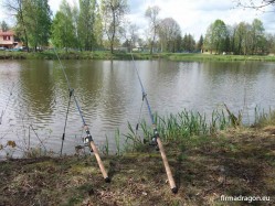 Wędziska podczas wędkowania na zbiorniku zaporowym.