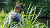 Na tym odcinku pod stopami mam grząsko, a i wędziskiem nie da się swobodnie wymachiwać z powodu wysokich roślin. Pod drugim brzegiem czyhają pułapki na moją przynętę: liczne gałązeczki drzew niewidoczne dla wędkarza z przeciwległego brzegu.