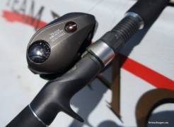 TEAM DRAGON BIG BAIT MF250iL Multiplikator niskprofilowy o wzmocnionej konstrukcji obudowy (większa sztywność) oraz przekładni, zaprojektowany specjalnie do połowu dużymi przynętami. Reprezentuje najwyższy obecnie poziom techniczny w tej grupie kołowrotków spinningowych. Niezawodny i niesamowicie trwały kołowrotek. Pełna optymalizacja wszystkich elementów składowych.  Super mocna, stalowa obudowa Uni-Frame. 9 łożysk tocznych (8 kulkowych + 1 rolkowe. Wodzik wykonany ze stali, z tytanowym pierścieniem prowadzącym, dodatkowo napylonym azotkiem tytanu (TiN) dla zwiększenia gładkości powierzchni. Dwa systemy kontroli prędkości obrotów szpuli podczas rzutu: mechaniczny (regulacja docisku osi szpuli nakrętką drobnozwojową) oraz magnetyczny. Wersja na lewą rękę.