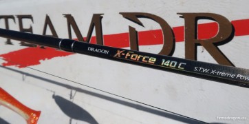 Blanki wędzisk X-FORCE powstają w technologii Super Tight Wind® (S.T.W.). Zupełnie nowa, w 100% komputerowo sterowana linia produkcyjna, pozwala osiągnąć niespotykaną dotąd precyzję nawijania mat grafitowych. Są one położone bardzo ciasno i nie muszą być szlifowane na żadnym etapie, co w rezultacie pozwala na bardzo cienki rdzeń nałożyć dziesiątki cieniutkich warstw, uzyskując tym samym blank, którego grubość ścianki zbliża się już do wartości średnicy wewnętrznej. Efektem są wędziska, które przy wyglądzie spinningu średniej mocy posiadają parametry rzutu i holu zarezerwowane dotąd dla solidnych kijów pilkerowych. W ofercie są dostępne modele akcji Fast: c.w. 40 – 140 g, c.w. 60 – 200 g, c.w. 100 – 300 g. W ofercie katalogowej na rok 2018 wystąpią pod nazwą X-Treme HD.