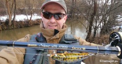 Autor z opisanym wędziskiem Nano Lite XT80C i woblerem Salmo Bullhead.