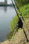 fot. Dobrze skonstruowany tripod – ustawny i stabilny – pozwala założyć stanowisko w miejscach bardzo niedogodnych dla wędkarza. Na zdjęciu wersja plażowa podpórki, jednakże w tym miejscu sprawdzi się każdy dobry, karpiowy tripod z funkcją pionowego ustawienia wędzisk.  