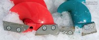 fot. Czerwony świder robi dziurę o średnicy 16 cm, ten po prawej stronie – 10 cm. Ten mniejszy nadaje się do użycia podczas łowienia małych ryb, wymaga też użycia mniejszej siły podczas wiercenia. Czerwony dość szybko powoduje zmęczenie ramion, ale pozwala podbierać większe ryby w dziurze. W razie potrzeby możemy nabyć jeszcze szerszy świder 