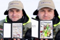 Na prawym zdjęciu kolega Mariusz prezentuje zawartość swojego pudełka z mormyszkami. Widać tu przynęty przeznaczone głównie na okonie. Te zielonkawe i seledynowe twisterki to gumy V-Lures z serii Dragona. Widać tu także Wdówkę, Poziomkę i Pilkerki. Na fotce z lewej natomiast widzimy zawartość drugiej części pudełka Mariusza. Te mormyszki służą do łowienia białorybu i okoni, głównie w połączeniu z robaczkiem.
