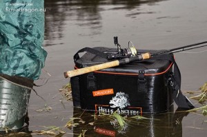 Pojemnik wielkości L, posiada wyprofilowaną pokrywę, która umożliwia wykorzystanie jej w roli podręcznego stolika. Zalane międzytamie warte jest obłowienia, jednak zazwyczaj wędkarz musi wejść do wody – w tym przypadku wędkarz nie dźwiga pojemnika, lecz położył go na zalanej trawie zyskując swobodę podczas spinningowania.