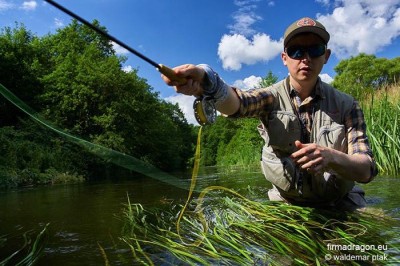 Krzysztof spinningując i muchując używa KA-10 – krótką, nieprzemakalną kamizelkę Dragona. Mieści więcej pudełek w kieszeniach od kamizelki KA-11.  