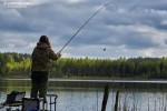 Patrycja rozpędza zestaw, na który składa się koszyczek o masie własnej 75 g oraz masa zanęty typu feeder methoda. Jak widać, na blanku to obciążenie nie robi dużego wrażenia, a jednak wykazuje się potrzebną dynamiką do uzyskania dalekiego dystansu.