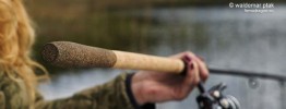 Końcówka wygodnego dolnika zakończona jest tzw. korkogumą, która pełni nie tylko rolę zdobniczą, ale przede wszystkim ochronną – korkoguma jest znacznie odporniejsza na urazy mechaniczne, niż oferuje nam to korek czy pianka. Odpowiednio wyprofilowane zgrubienie wprowadza komfort użytkowania.