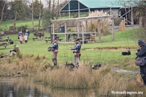 Specyfika łowiska wymagała użycia specyficznego sprzętu, nieco innego od najczęściej używanego w zawodach typu „Area fishing". Dość duży zbiornik, z bardzo czystą wodą i dnem pokrytym gęstą roślinnością, wymagał użycia wędek, które będą w stanie daleko i celnie posłać niewielką przynętę, w luki pomiędzy gęstą roślinnością. (T. K.)